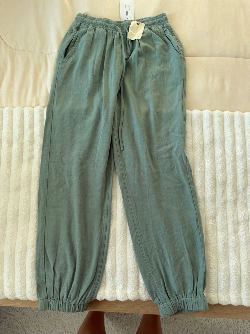 NWT easel jules joggers dusty sage - Picture 6 of 8